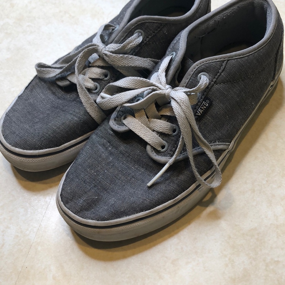 🚨 Gray vans